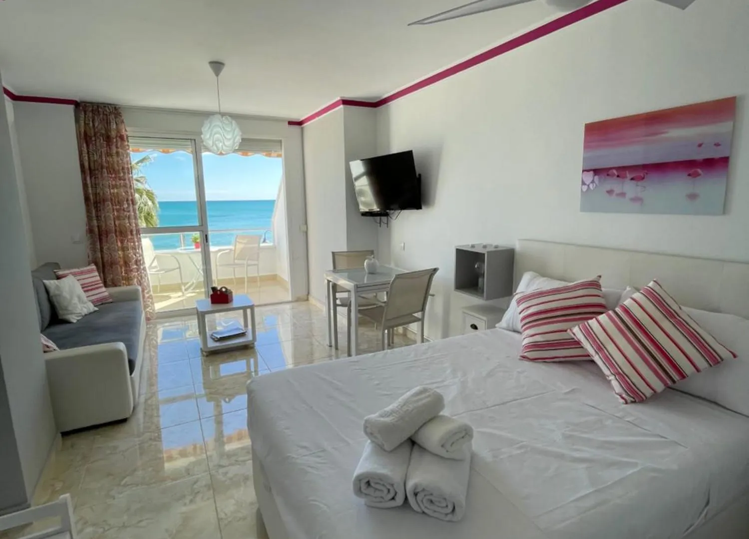 Roca Chica. Studio - First Line Beach Torremolinos Apartment